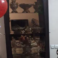 بوفه پشت آینه چوب راش در حد نو سه طبقه چراغ دار