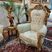 مبل پنجه شیری همراه با میز پذیرایی و جلو مبلی