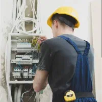 استخدام شاگرد برقکار برای سیمکشی