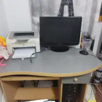 میز تحریر و کامپیوتر