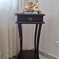 میز دکوری به همراه تلفن
