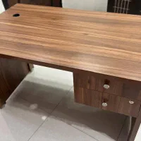 میز اداری و کامپیوتر