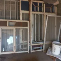 چوب گرد و پنجره اهنی