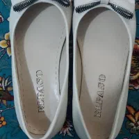 کالج سفید و کرم دو جفت سایز ۳۷ دارم