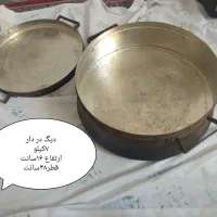 تعدادی ظروف مسی قدیمی تمیز و دوتا چراغ نفتی