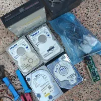 تعدادی هارد و لوازم جانبی کامپیوتر اسپیکر kvmسوییچ