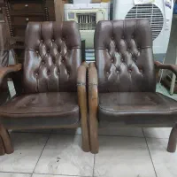 تعدادی صندلی انتظار چوبی در حد نو سمساری