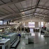 کارگر خانم ساده برای بسته بندی