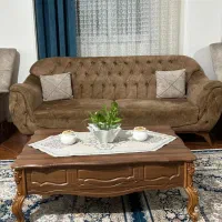مبل طرح چستر همراه با میز عسلی