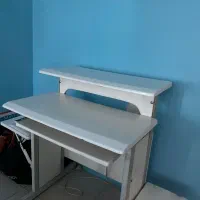 میز کامپیوتر در حد نو