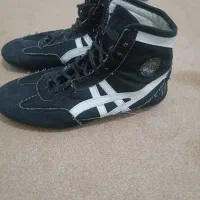 کفش کشتی سایز 40به 14هم میخوره فقط350