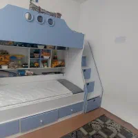 تخت خواب دو طبقه همراه راه پله و باکس داخل تخت