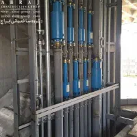 یک نفر شاگرد و یک نفر استاد کار