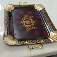 دو عدد سینی.جنس شیشه ای و دیگری الومینیم