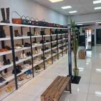 واگذاری  یک باب مغازه کفش فروشی با دکوراسیون|اجارهٔ مغازه و غرفه|یاسوج, |دیوار