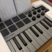 میدی کنترلر حرفه‌ای AKAI MPK Mini MKIII در حد نو