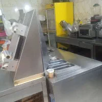 یک نیروی کار در اشپز خانه فست فود.همراه با اسکان