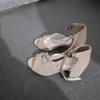 کفش|کیف، کفش، کمربند|خاش, |دیوار