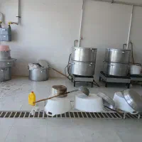 قابلمه‌ روحی‌ وپرچ‌ شده‌ وچهار‌ پایه. درحد‌ نو