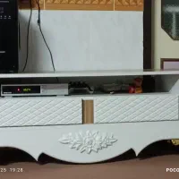 میز تلویزیون و بوفه ست هستن و پرده سلطنتی