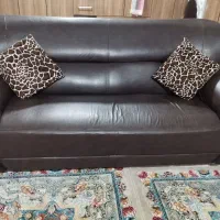 مبلمان اصل چرم 7نفره با میز وسط و 2عسلی