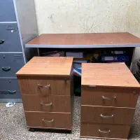 میز‌ و سه کشو و صندلی اداری تمیز