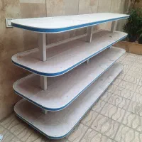 میز وسط فروشگاه