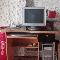 کامپیوتر به همراه میز