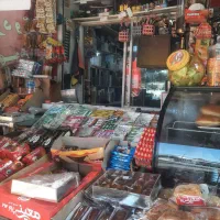 کارگر بازنشسته برای کیوسک مطبوعاتی