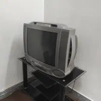 تلویزیون 21 اینچ سامسونگ با میز شیشه ای سالم