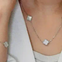 گردنبند و دستبند ونکلیف نقره(ایران‌ست)|بدلیجات|اصفهان, شیخ اشراق|دیوار