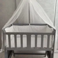 تخت کنار مادر