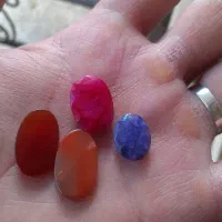 یاقوت سرخ و کبود و عقیق همه طبیعی