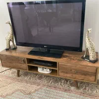 تلوزیون و میزش