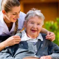 خدمات همراهی و پشتیبانی سالمندان