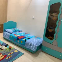 تخت کودک و نوجوان و دو تا پاتختی،کمد،فرش،پرده