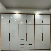 پله چوبی و کابینت