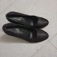 کفش نو|کیف، کفش، کمربند|قم, دروازه چوبی|دیوار