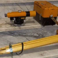 دوربین.نقشه.برداری. سه.پایه