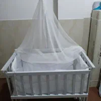 تخت کنار مادر