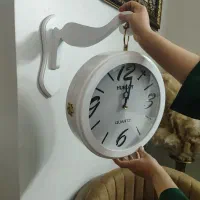 ساعت دیواری دو طرفه یه طرف سفید یه طرف مشکی