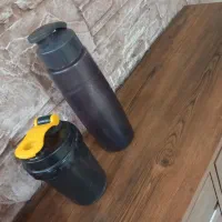 بشر و قمقمه آب ورزشکاری خارجی