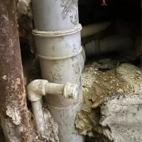 لوله‌کش جهت تعمیر لوله تاسیسات