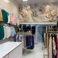 فروشنده خانم مغازه پوشاک