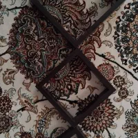 مقداری باکس و گل ب فروش میرسد