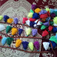 آویز زیبا بختیاری (شیردنگ) با منگوله‌های رنگارنگ