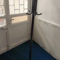 جالباسی ایستاده. درحدنو