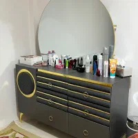 یک عدد میز ارایش طوسی در حد نو