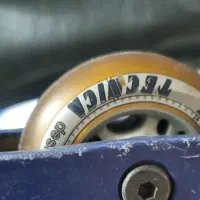 اسکیت کار کرده ولی تمیز با چرخ های ژلی