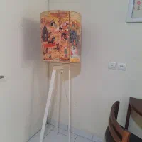 آباژور ایستاده کنار سالنی چوبی
